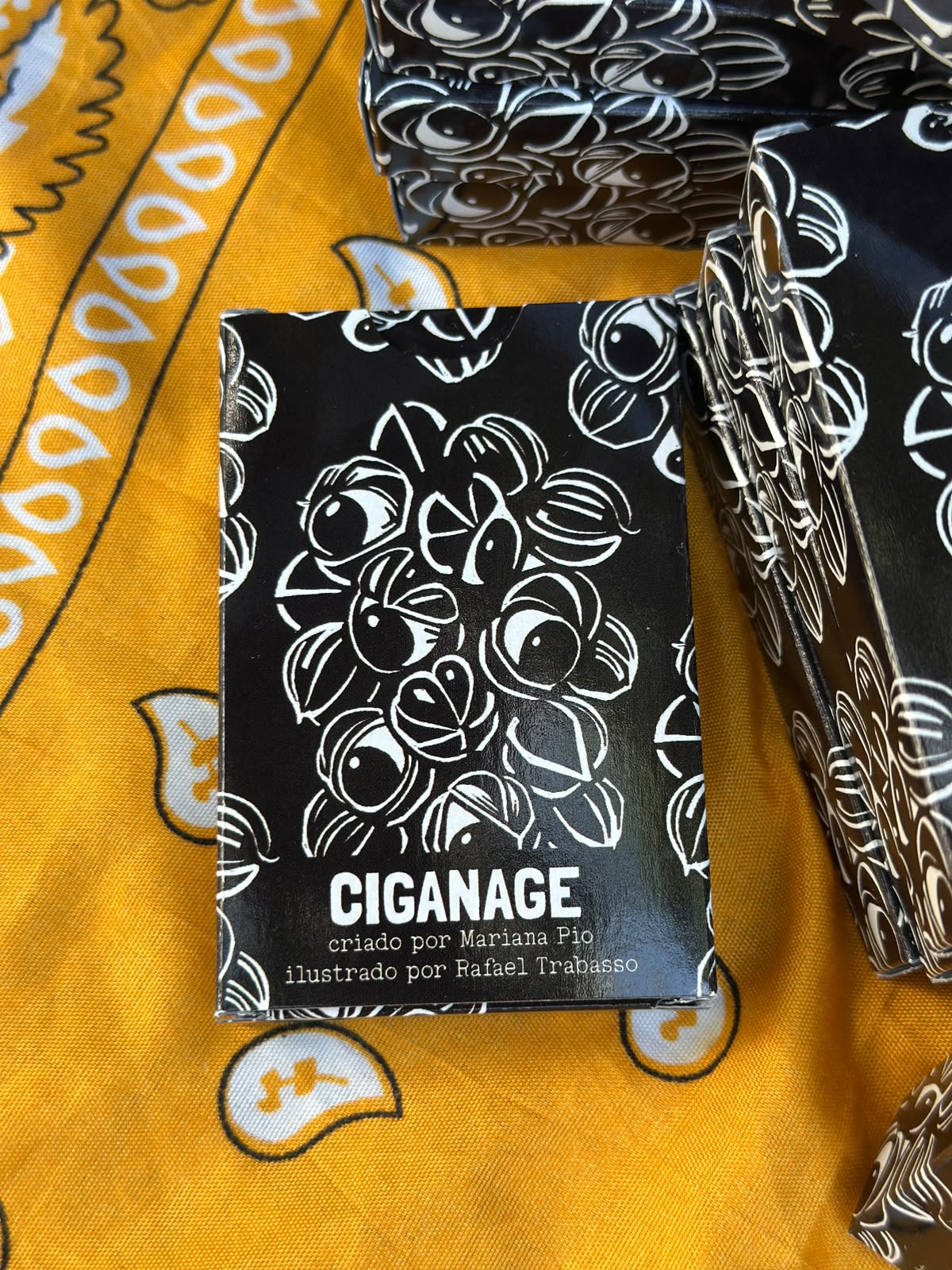 Caixa do baralho Ciganage com ilustração de guaraná em xilogravura