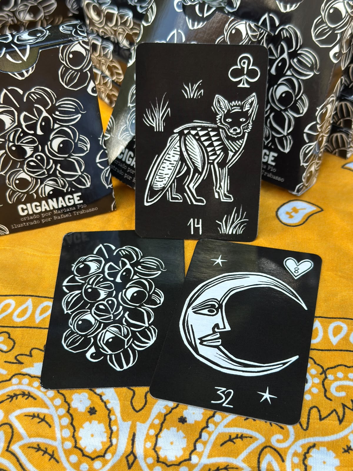 Cartas A Raposa e A Lua do baralho Ciganage em xilogravura