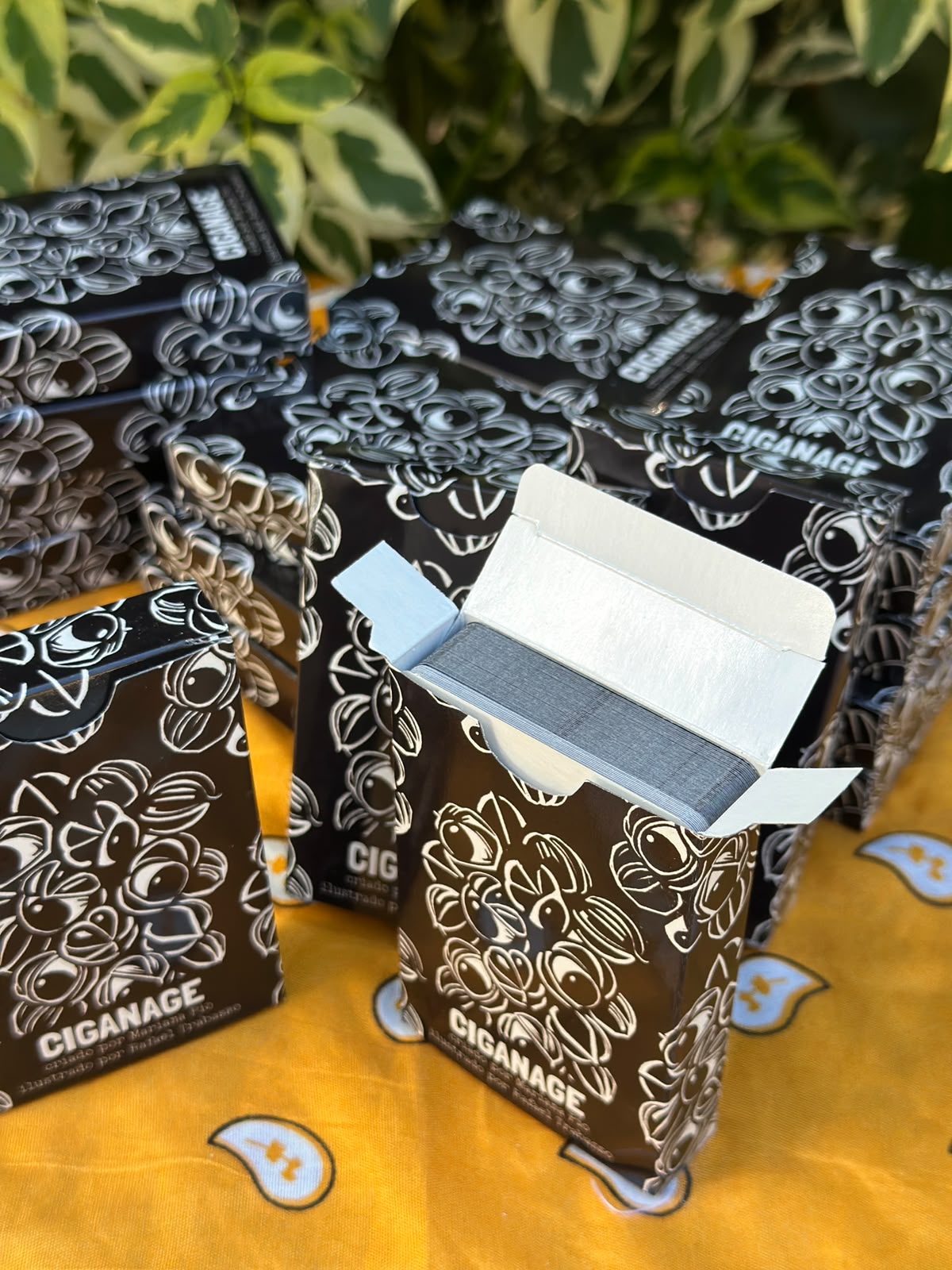 Caixa aberta do baralho Ciganage revelando o maço de cartas