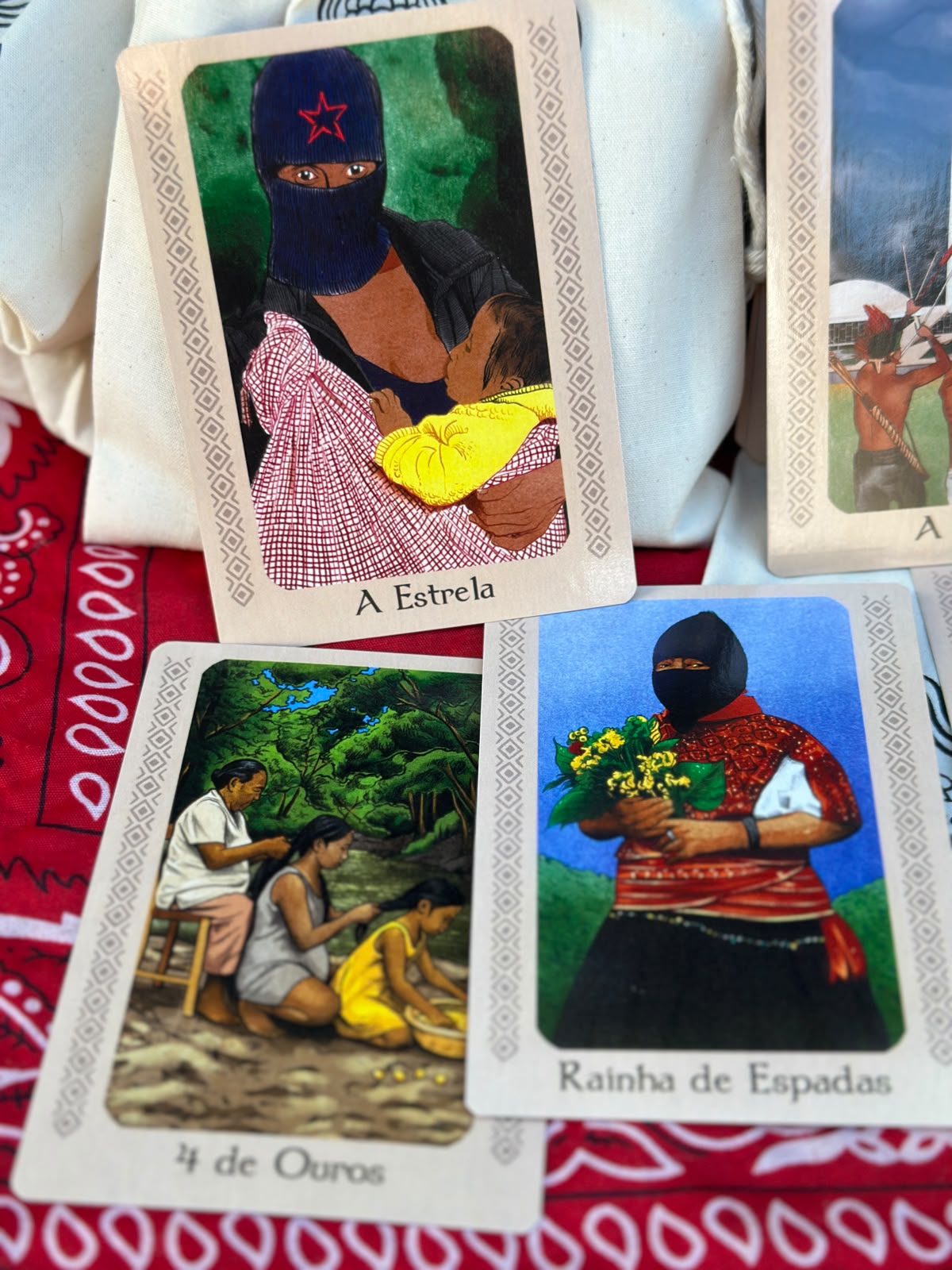 Cartas A Estrela, 4 de Ouros e Rainha de Espadas do Tarô de Yala